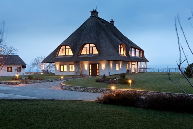 Свежая идея для дизайна: большой, белый частный загородный дом в стиле фьюжн с разными уровнями, комбинированной облицовкой и вальмовой крышей - отличное фото интерьера