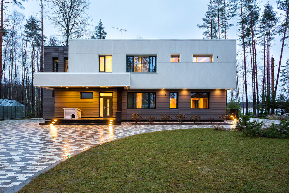 Пример оригинального дизайна: двухэтажный, деревянный, коричневый дом в современном стиле с плоской крышей