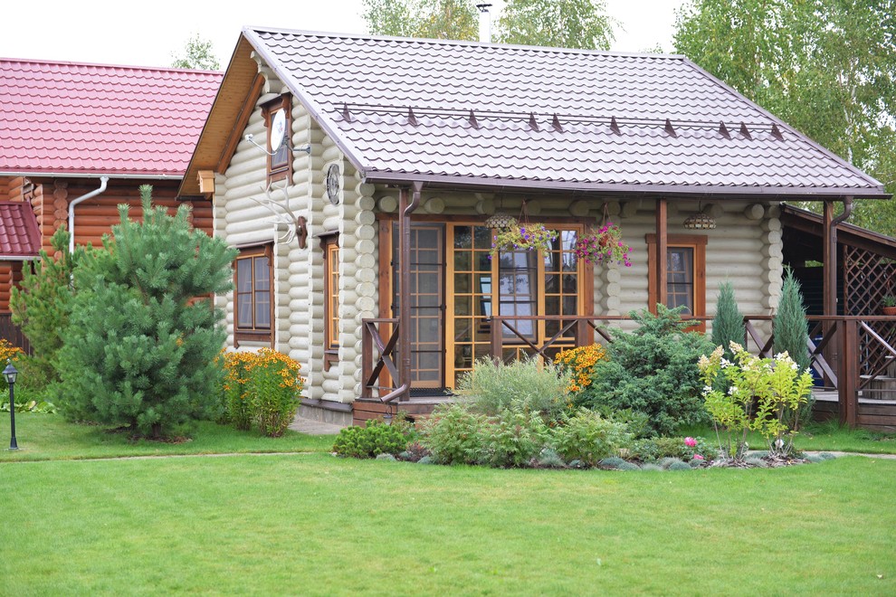 Cette image montre une façade de maison rustique.