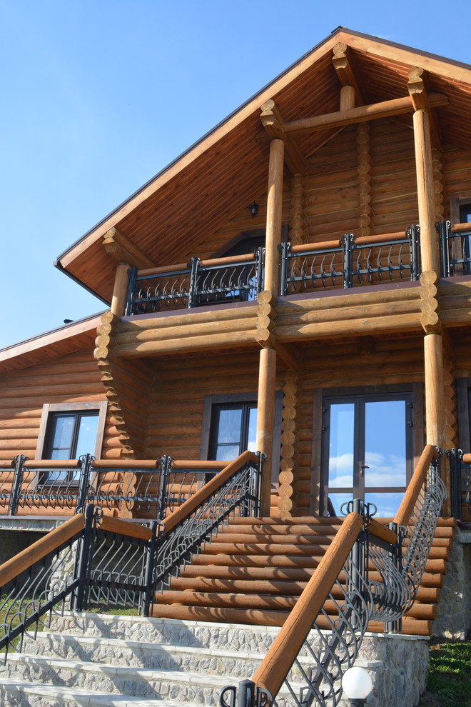 Источник вдохновения для домашнего уюта: большой, двухэтажный, деревянный, коричневый дом в стиле рустика с двускатной крышей