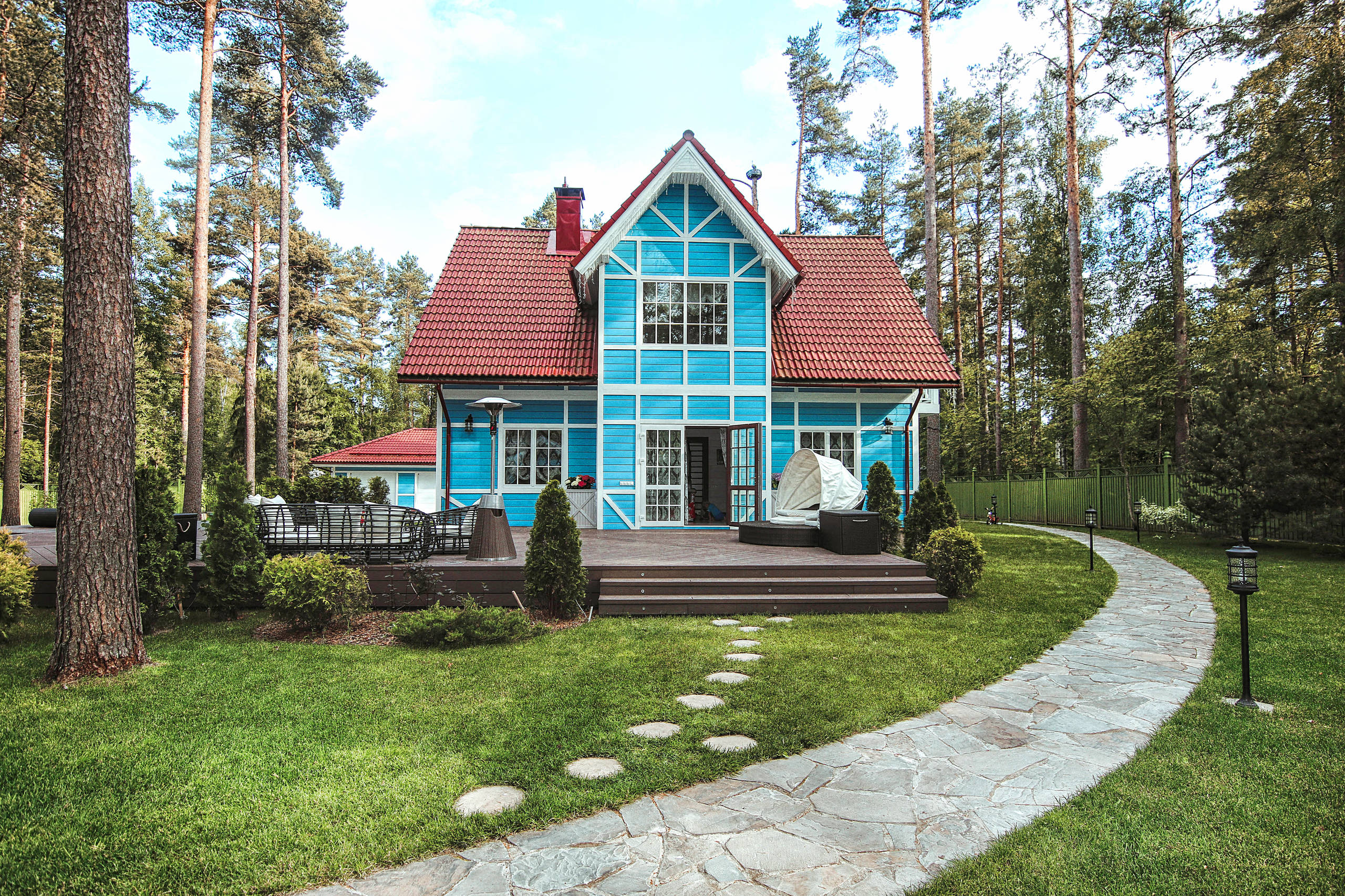 Дом в красочном. Загородный домик. Коттедж. Фасады домов бирюзового цвета. Голубой дом с красной крышей.