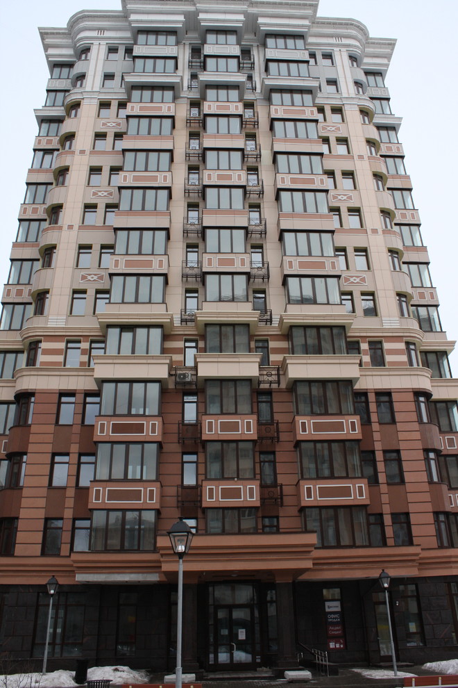 Esempio della facciata di un appartamento ampio marrone contemporaneo a tre piani con rivestimenti misti