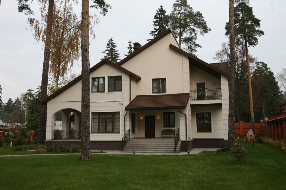 Foto della facciata di una casa beige contemporanea a due piani