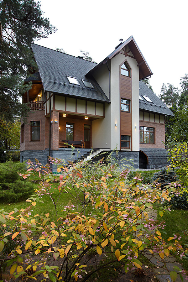 Источник вдохновения для домашнего уюта: большой, трехэтажный частный загородный дом в стиле фьюжн с комбинированной облицовкой, мансардной крышей и крышей из гибкой черепицы