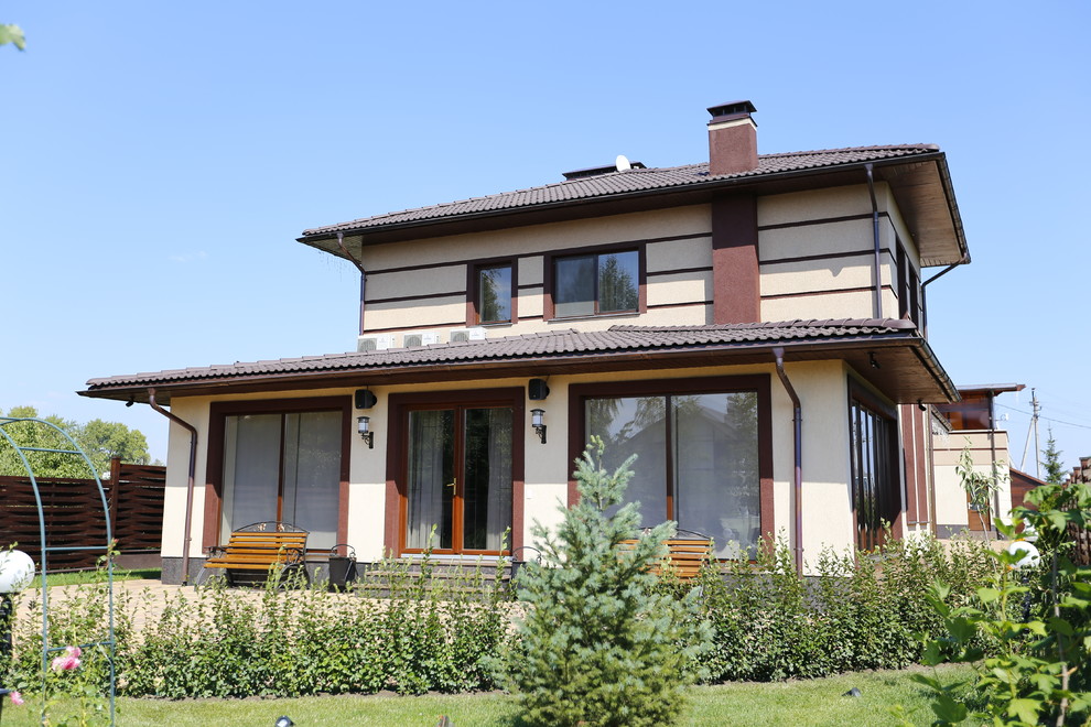 Foto della villa beige classica a due piani