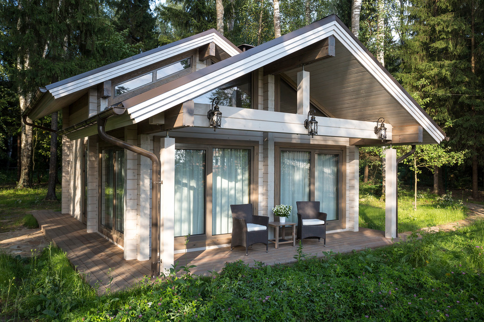 Inspiration pour une façade de maison beige nordique en bois de plain-pied avec un toit à deux pans.