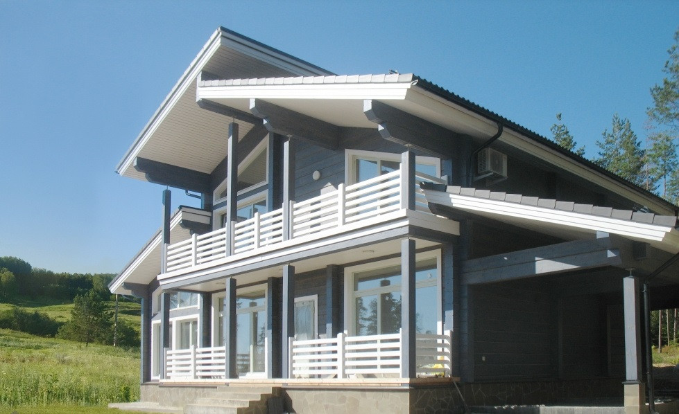 На фото: двухэтажный, деревянный, синий частный загородный дом среднего размера в скандинавском стиле с односкатной крышей и металлической крышей с