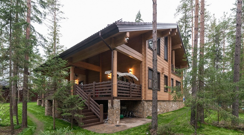 Идея дизайна: двухэтажный, деревянный, коричневый частный загородный дом среднего размера в скандинавском стиле с двускатной крышей и металлической крышей
