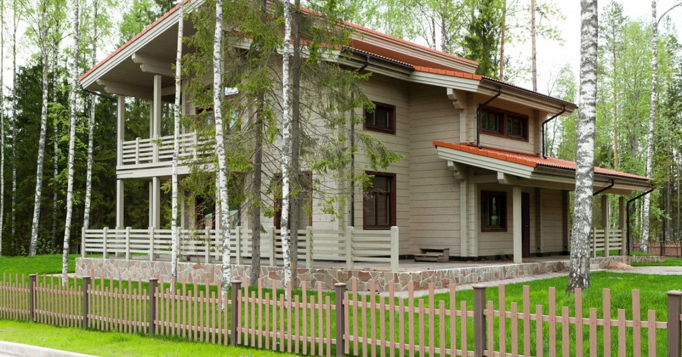 Пример оригинального дизайна: двухэтажный, деревянный, серый частный загородный дом среднего размера в скандинавском стиле с полувальмовой крышей и металлической крышей