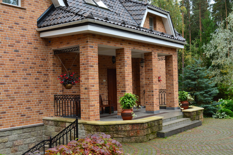 Источник вдохновения для домашнего уюта: большой, кирпичный, коричневый частный загородный дом в классическом стиле