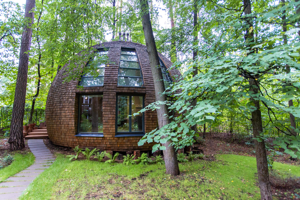Источник вдохновения для домашнего уюта: одноэтажный, коричневый, деревянный частный загородный дом в стиле фьюжн с крышей из гибкой черепицы