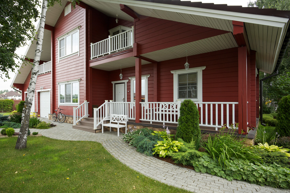 Стильный дизайн: двухэтажный, деревянный, красный частный загородный дом в классическом стиле с двускатной крышей - последний тренд