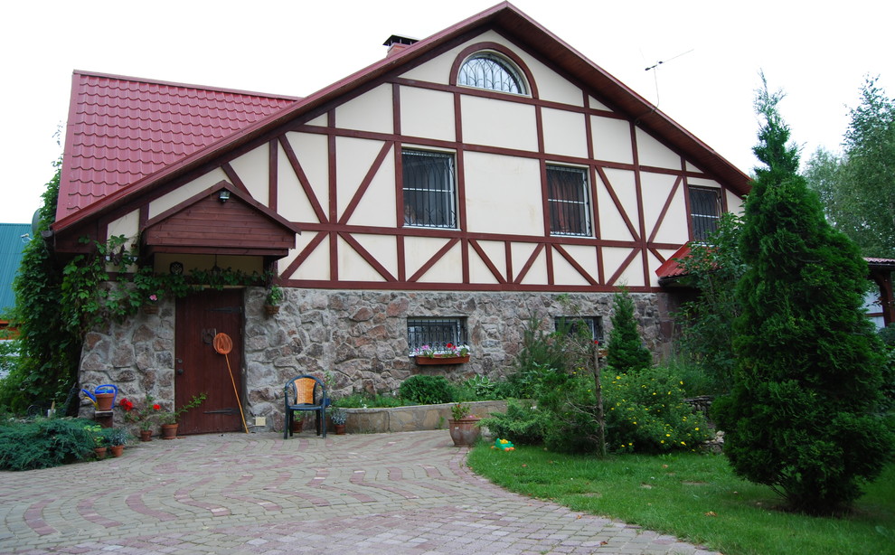 Идея дизайна: большой, трехэтажный, разноцветный частный загородный дом в скандинавском стиле с облицовкой из цементной штукатурки, двускатной крышей и черепичной крышей