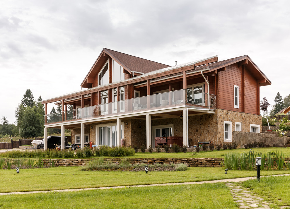 Идея дизайна: коричневый, двухэтажный частный загородный дом в стиле кантри с двускатной крышей