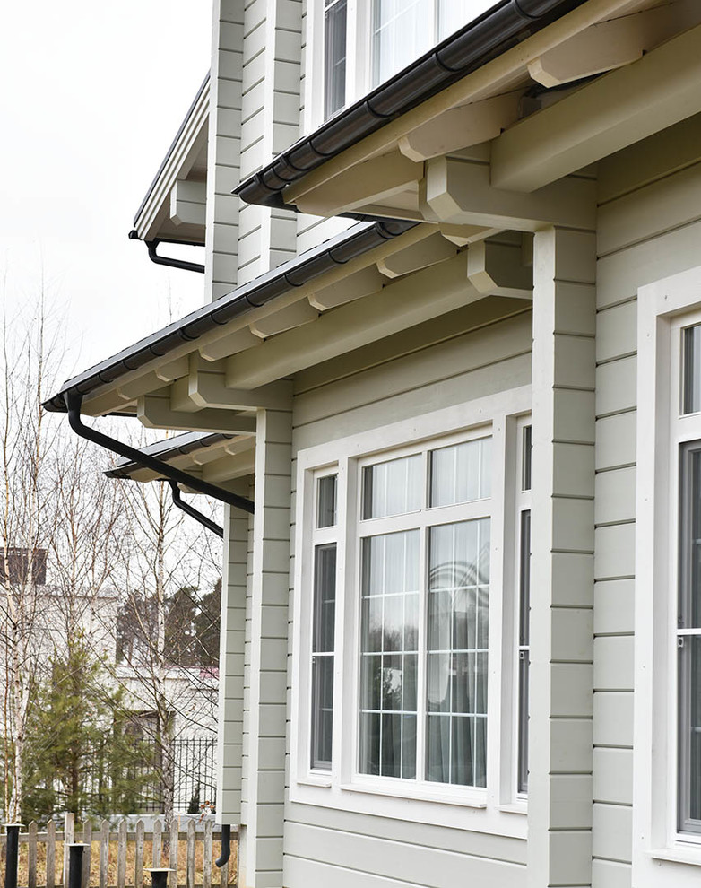 Modelo de fachada de casa gris grande de dos plantas con revestimiento de madera, tejado a dos aguas y tejado de teja de madera