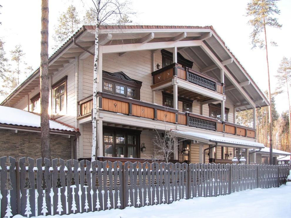 Идея дизайна: трехэтажный, деревянный, бежевый частный загородный дом в скандинавском стиле с двускатной крышей