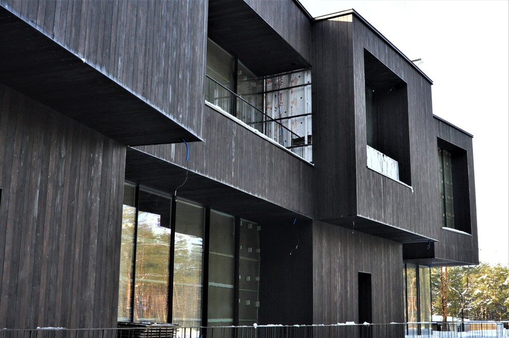 Idee per la facciata di una casa nera contemporanea con rivestimento in legno