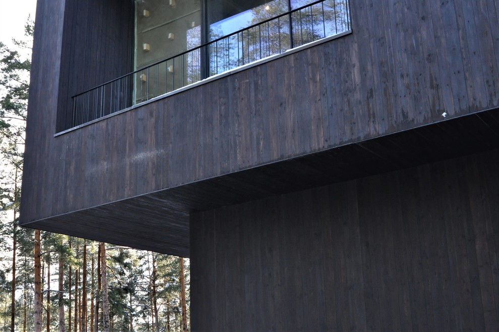 Ispirazione per la facciata di una casa nera contemporanea con rivestimento in legno
