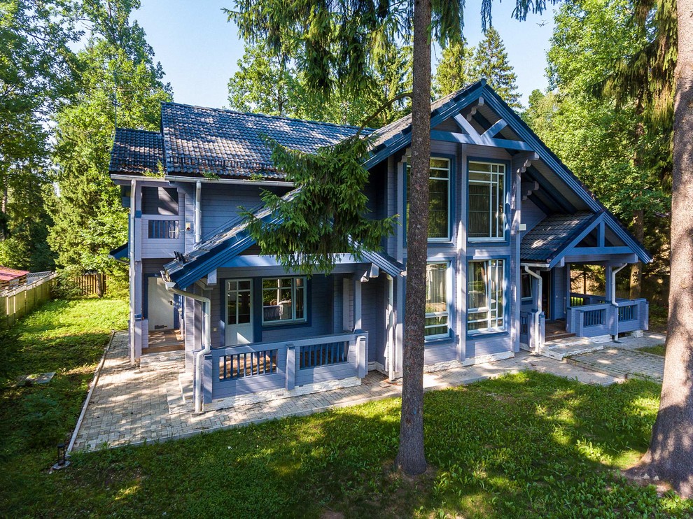 Ejemplo de fachada de casa azul clásica renovada de tamaño medio de dos plantas con revestimiento de madera, tejado a dos aguas y tejado de teja de barro