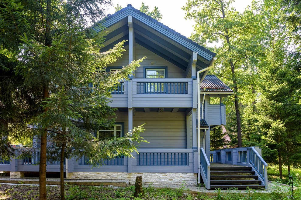 Свежая идея для дизайна: двухэтажный, деревянный, синий частный загородный дом среднего размера в стиле неоклассика (современная классика) с двускатной крышей и черепичной крышей - отличное фото интерьера