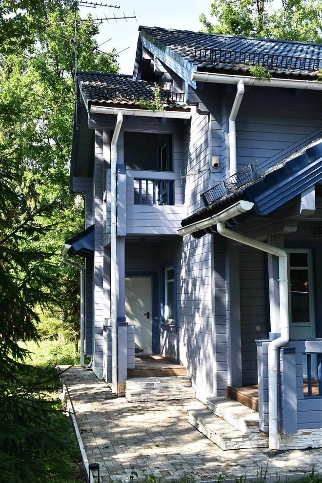 Idéer för mellanstora vintage blå hus, med två våningar, sadeltak och tak med takplattor