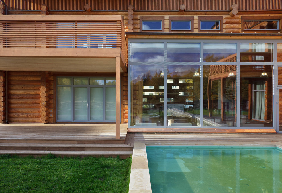 Idee per la villa contemporanea a due piani con rivestimento in legno, tetto a capanna e copertura in tegole