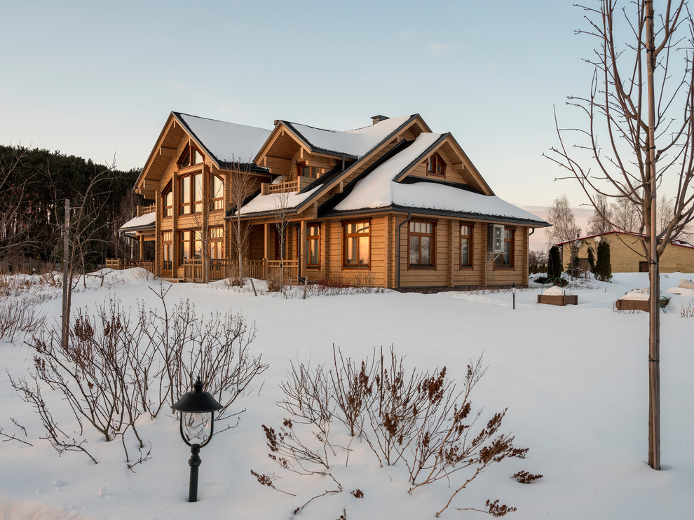 Idee per la villa beige country a due piani di medie dimensioni con rivestimento in legno