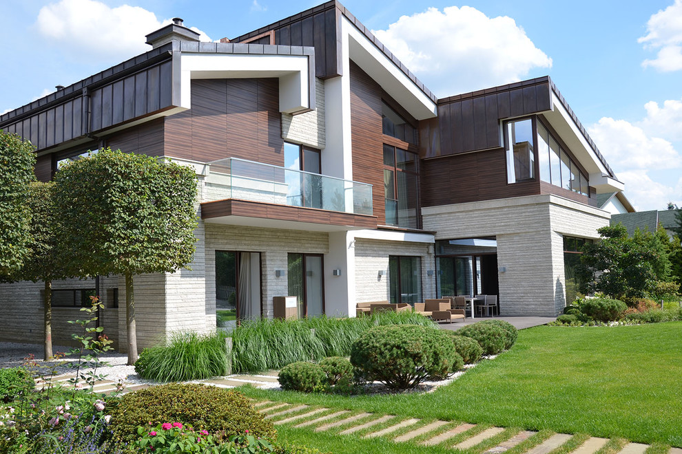 Inspiration för mellanstora moderna flerfärgade hus, med två våningar, blandad fasad, pulpettak och tak i metall