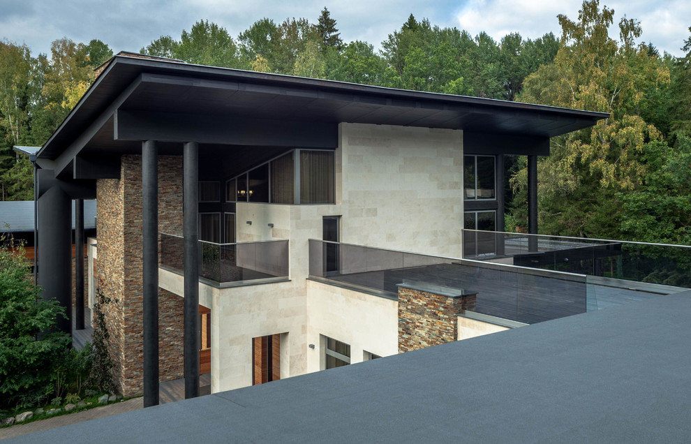 Foto de fachada de casa actual de dos plantas con tejado a dos aguas y tejado de metal