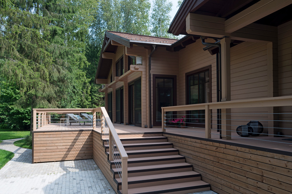 Foto della villa grande beige scandinava a un piano con rivestimento in legno e copertura a scandole