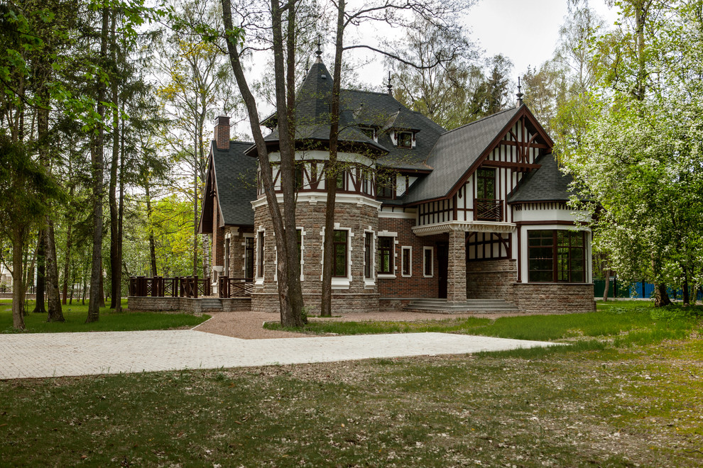 На фото: трехэтажный, коричневый частный загородный дом в викторианском стиле с