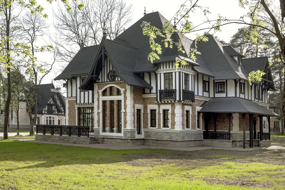 Cette image montre une façade de maison traditionnelle à deux étages et plus.