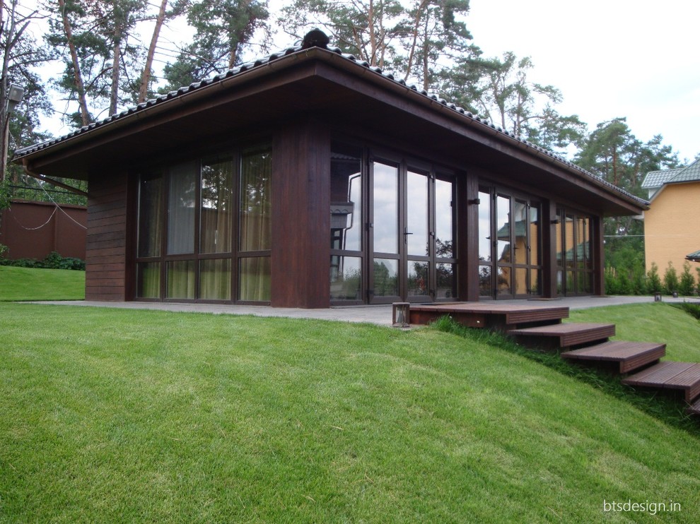 Идея дизайна: большой, одноэтажный, деревянный, коричневый частный загородный дом в стиле неоклассика (современная классика) с вальмовой крышей и черепичной крышей