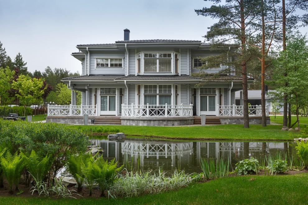 Пример оригинального дизайна: двухэтажный, деревянный, серый дом в стиле кантри
