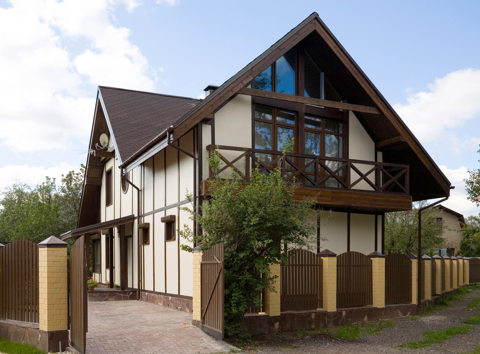 Idée de décoration pour une grande façade de maison marron champêtre à un étage avec un toit à deux pans.