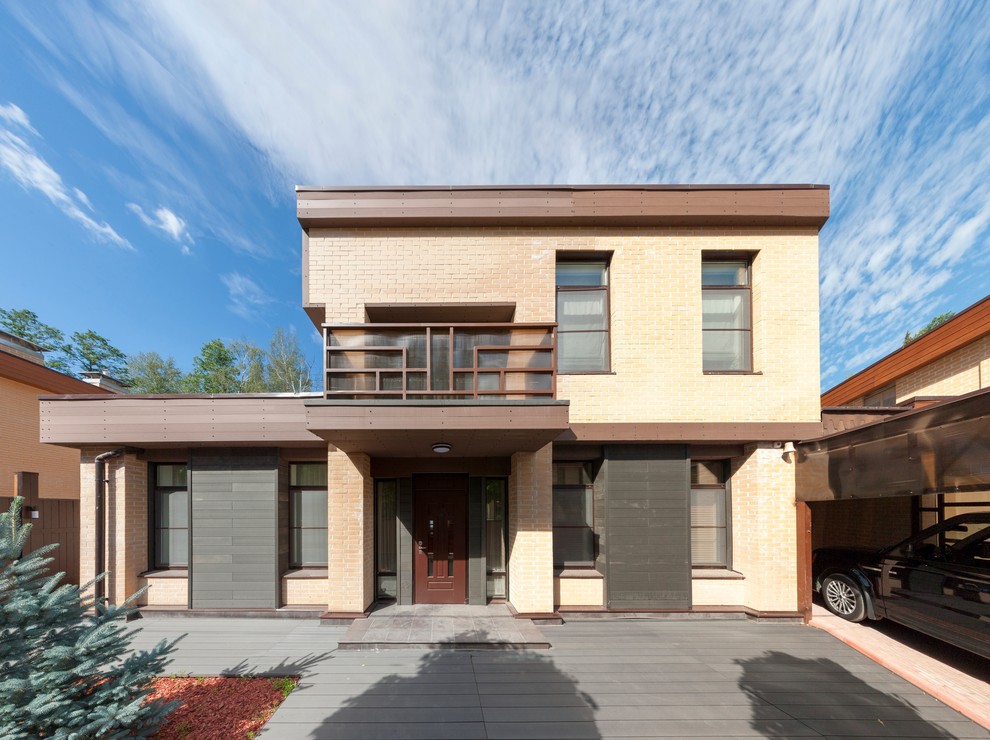 Стильный дизайн: двухэтажный, разноцветный, деревянный дом в современном стиле с плоской крышей - последний тренд