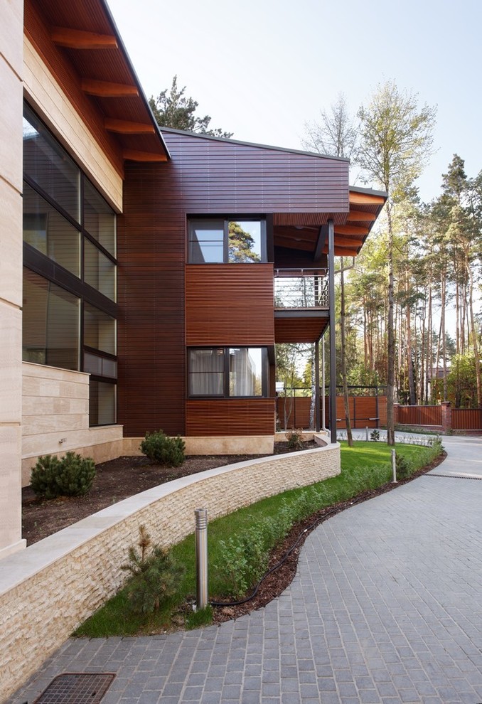 This is an example of a contemporary house exterior in Moscow.