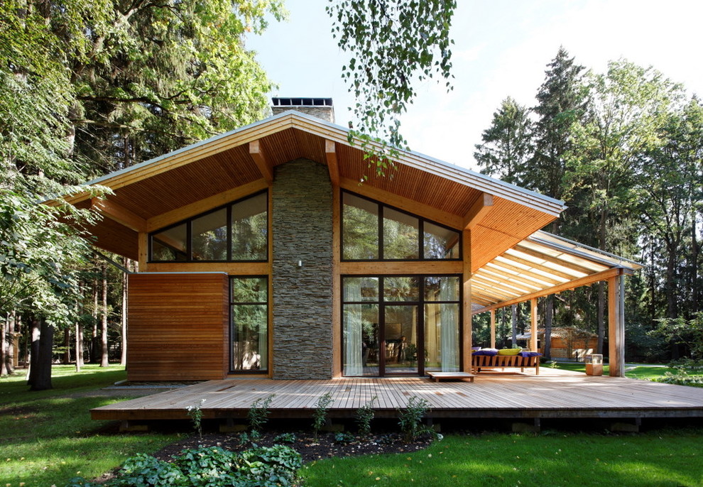 Idée de décoration pour une façade de maison marron design à un étage avec un toit à deux pans.