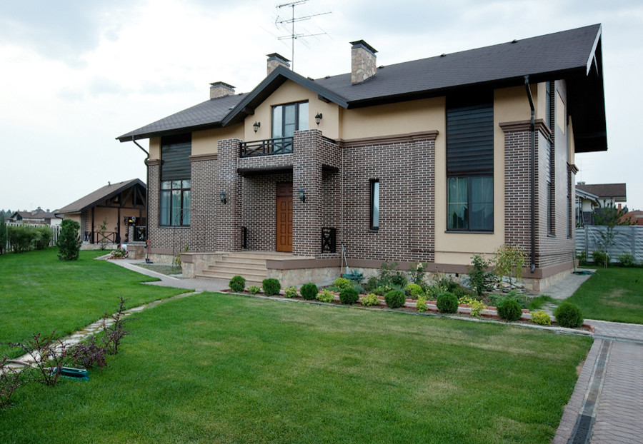 Идея дизайна: двухэтажный, кирпичный, коричневый дом в современном стиле с двускатной крышей
