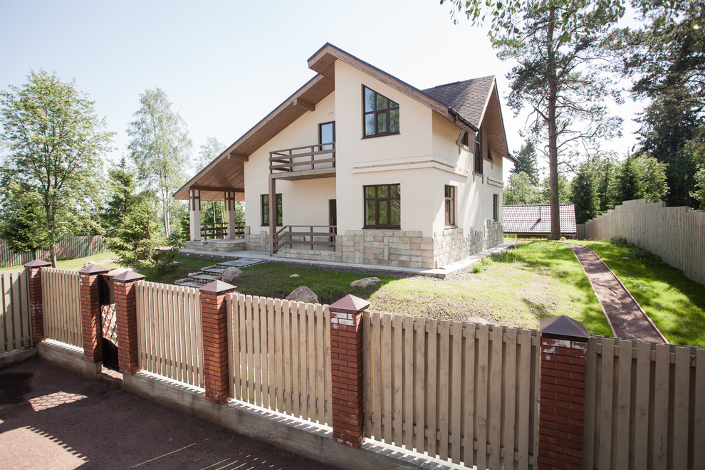 Transitional two-story house exterior photo in Saint Petersburg with a shingle roof