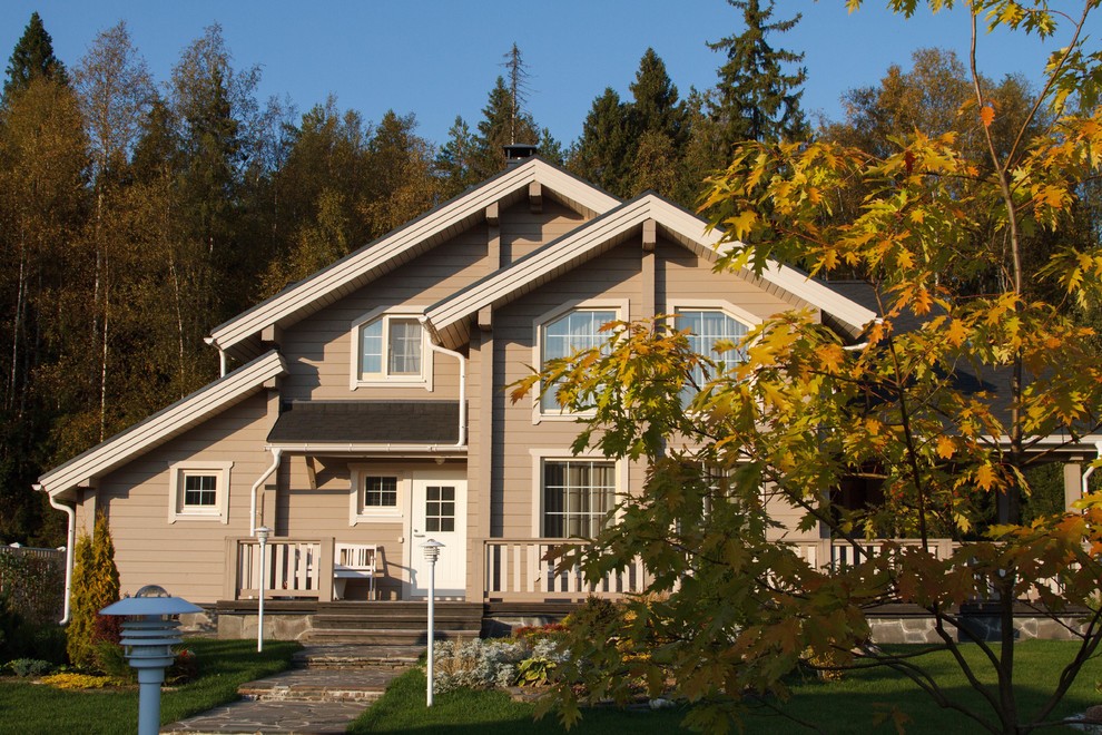 Ispirazione per la facciata di una casa beige contemporanea a due piani con rivestimento in legno e tetto a capanna