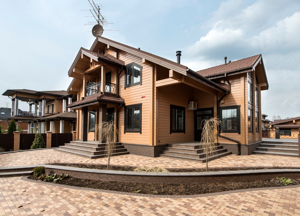 Свежая идея для дизайна: двухэтажный, деревянный, коричневый дом среднего размера в скандинавском стиле с двускатной крышей - отличное фото интерьера