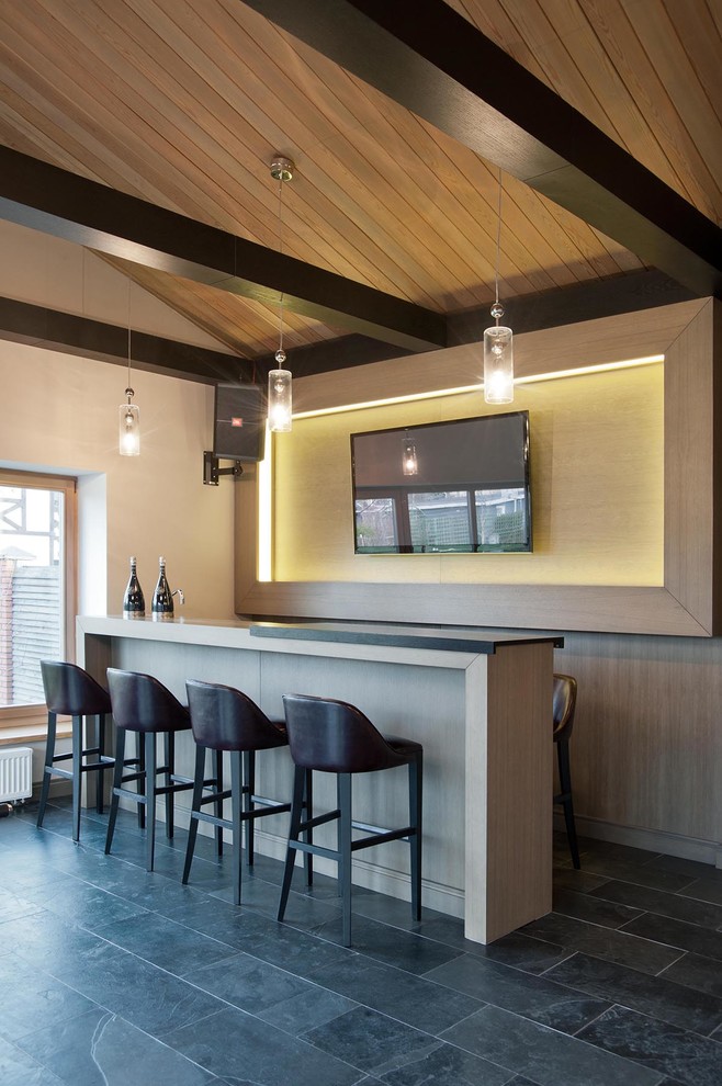Immagine di un angolo bar design con pavimento in ardesia e pavimento grigio