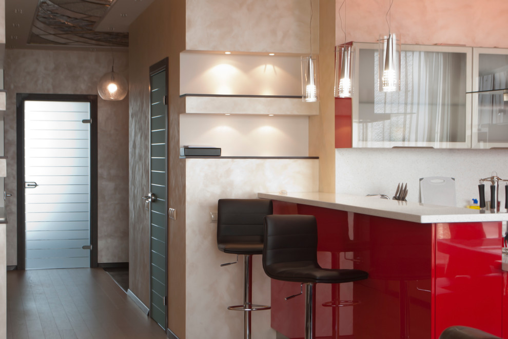 Exemple d'un bar de salon linéaire tendance de taille moyenne avec des tabourets, un placard à porte plane, des portes de placard rouges, une crédence grise, un sol en carrelage de porcelaine, un sol marron, un plan de travail gris et un plan de travail en quartz modifié.