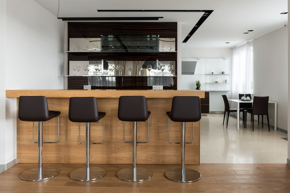 Idéer för en mellanstor modern parallell hemmabar med stolar, med släta luckor och marmorgolv