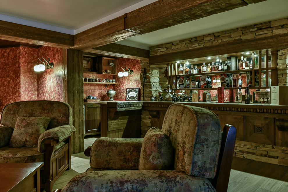 Cette image montre un bar de salon rustique en L avec des tabourets et un placard avec porte à panneau surélevé.
