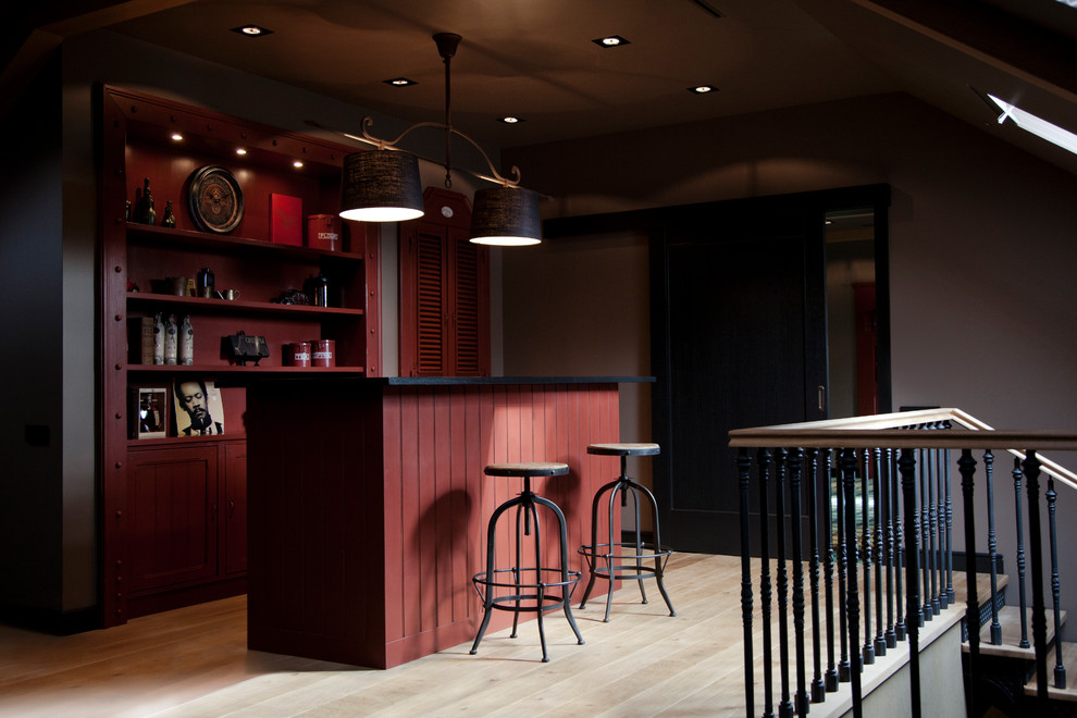 Источник вдохновения для домашнего уюта: прямой домашний бар в стиле неоклассика (современная классика) с красными фасадами