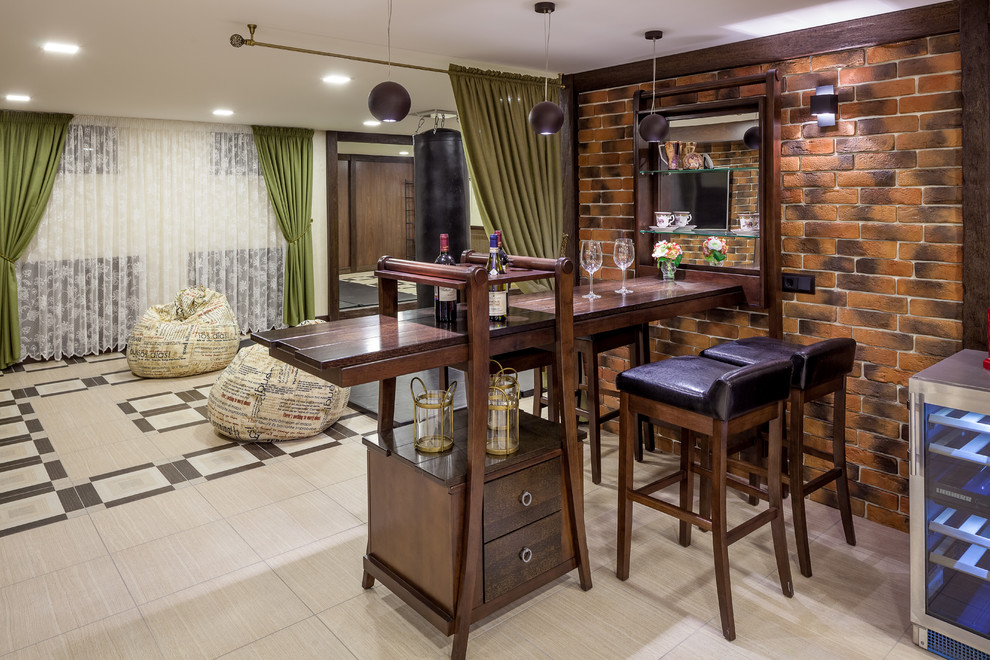 Exemple d'un bar de salon éclectique en bois foncé avec des tabourets, un placard à porte plane et une crédence marron.