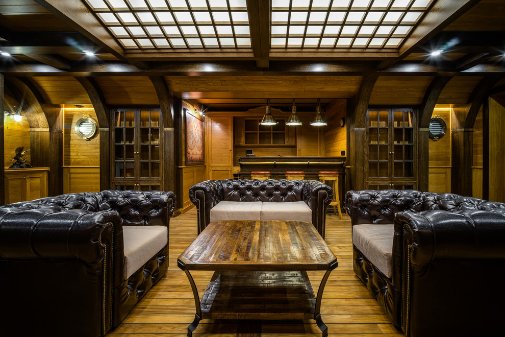 Идея дизайна: домашний бар в классическом стиле с барной стойкой, паркетным полом среднего тона и коричневым полом