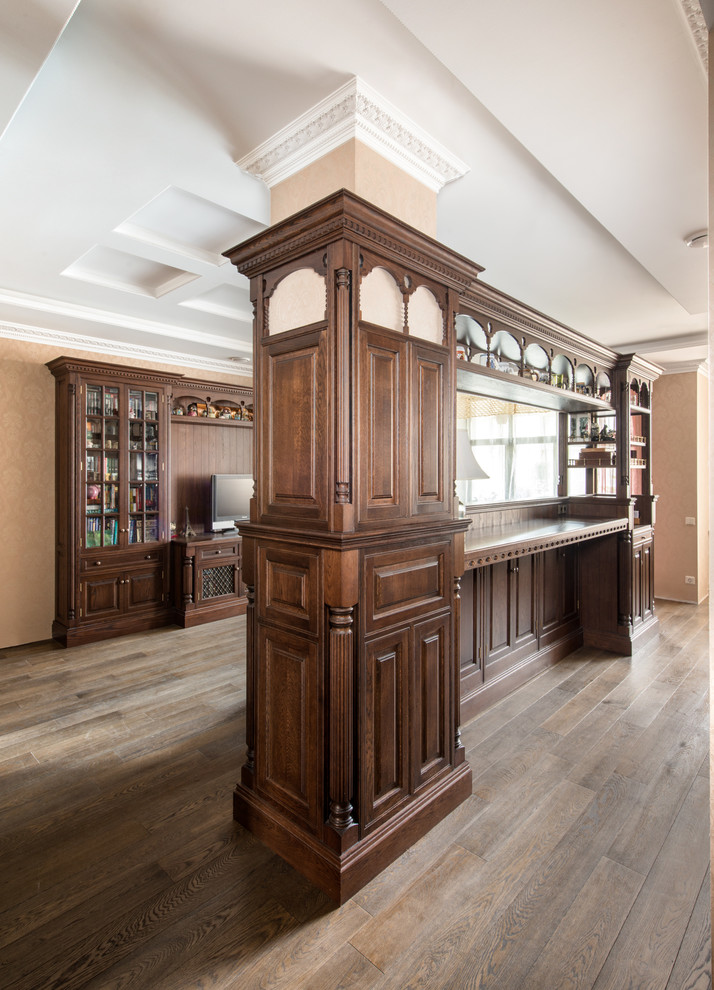 Inspiration pour un bar de salon linéaire victorien en bois foncé de taille moyenne avec des tabourets, un placard avec porte à panneau surélevé et un plan de travail en bois.